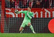 نوير يتجاوز ميسي في دوري الأبطال