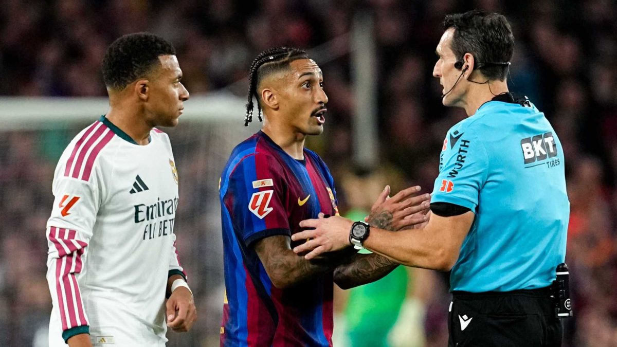 مبابي ورافينيا مع الحكم مارتينيز مونويرا في كلاسيكو برشلونة وريال مدريد