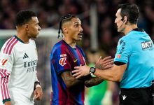 مبابي ورافينيا مع الحكم مارتينيز مونويرا في كلاسيكو برشلونة وريال مدريد